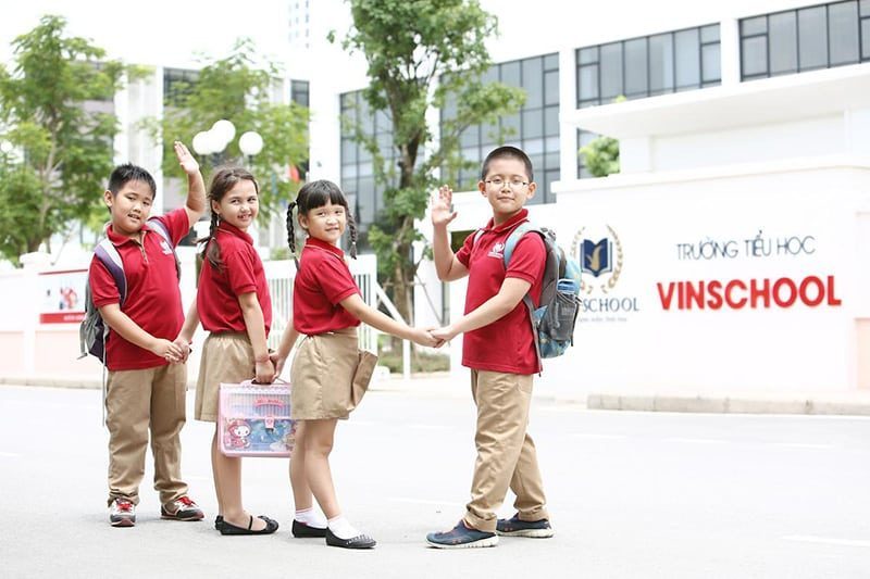 Trẻ em vui vẻ đến trường học Vinschool
