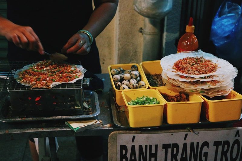 Ăn uống tẹt ga giá rẻ tại phố đi bộ đường Nguyễn Huệ