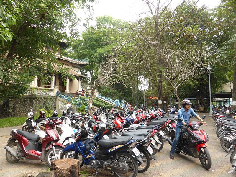 Bãi đậu xe cho du khách đên vườn bách thảo và bách thú Sài Gòn