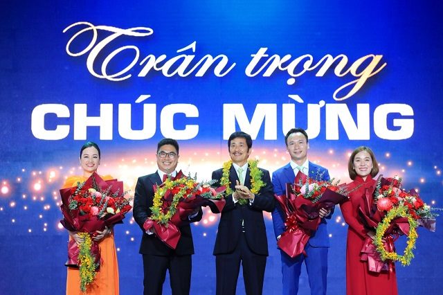 Từ trái sang phải: Bà Dương Thị Thu Thủy, ông Bùi Xuân Huy, ông Bùi Thành Nhơn, ông Nguyễn Ngọc Huyên và bà Võ Thị Cao Ly