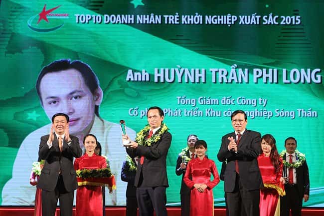 Huỳnh Trần Phi Long được vinh danh trong top 10 doanh nhân trẻ khởi nghiệp xuất sắc nhất năm 2015.