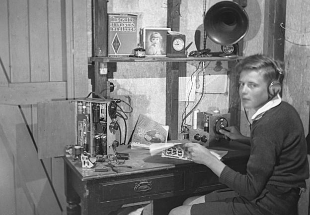 Radio ban đầu với David Warren chỉ là thú vui nghiên cứu khi nhàn rỗi.