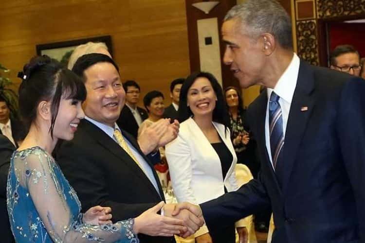 Tổng thống Obama vui vẻ bắt tay với ông Trương Gia Bình 
