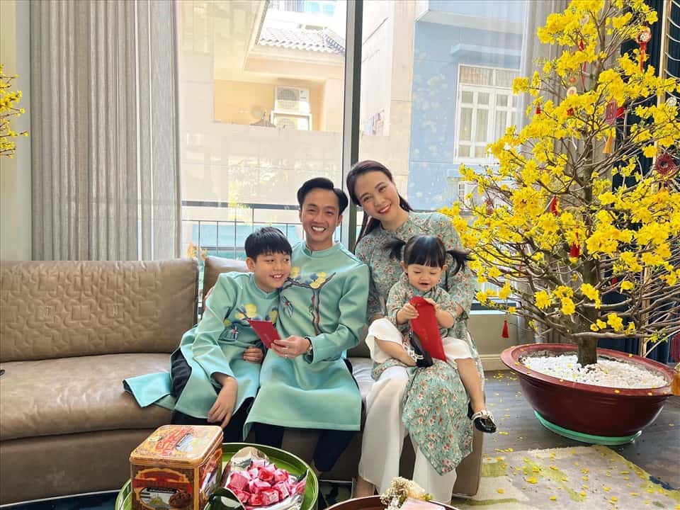 Cường Đô La và Đàm Thu Trang kết hôn vào tháng 7.2019. Cả 2 tổ chức hôn lễ tại một trung tâm tiệc cưới sang trọng với sự chứng kiến của người thân và bạn bè