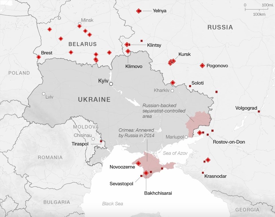 Sự hiện diện quân sự của Nga xung quanh Ukraina. Hình vuông là các căn cứ thường trực có đơn vị chiến đấu. Hình thoi là các đơn vị chiến đấu mới kể từ tháng 3.2021. Ảnh: CNN/Viện Nghiên Cứu chiến tranh/Bộ Quốc phòng Ukraina, Maps4News, Google Maps