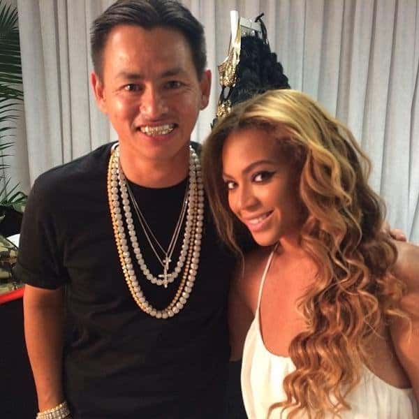 Johnny Đặng chụp cùng khách hàng đặc biệt là “nữ hoàng Grammy” Beyoncé. 