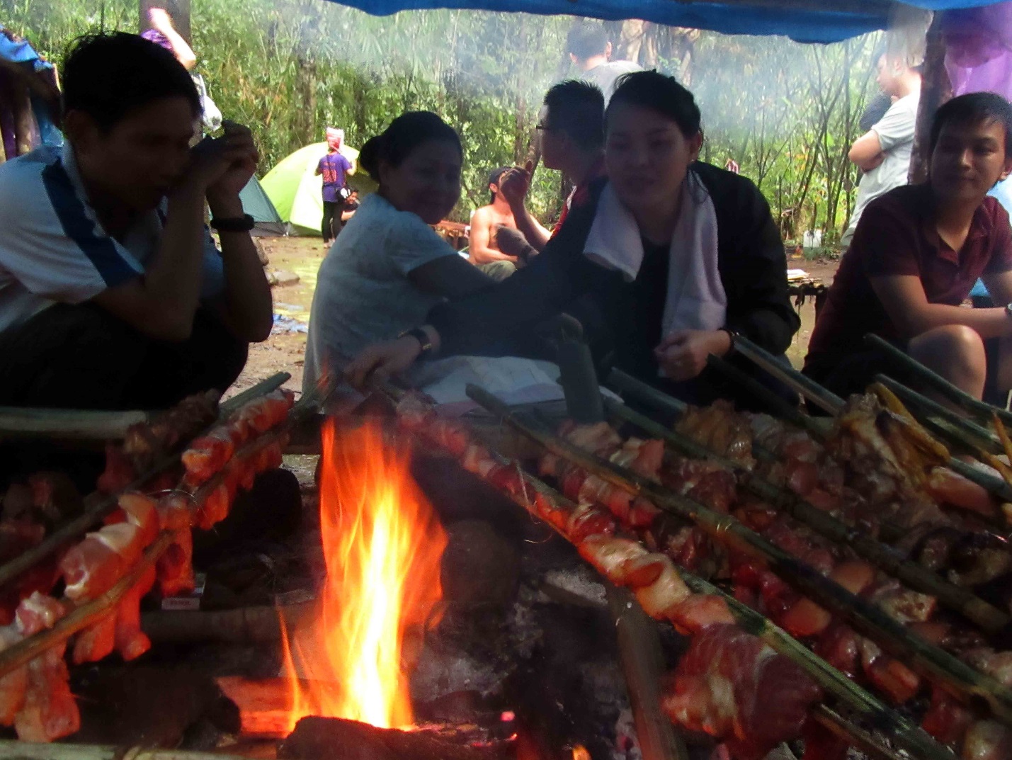 Du khách tham gia nướng thịt kiểu người S’tiêng ở Bù Gia Mập 